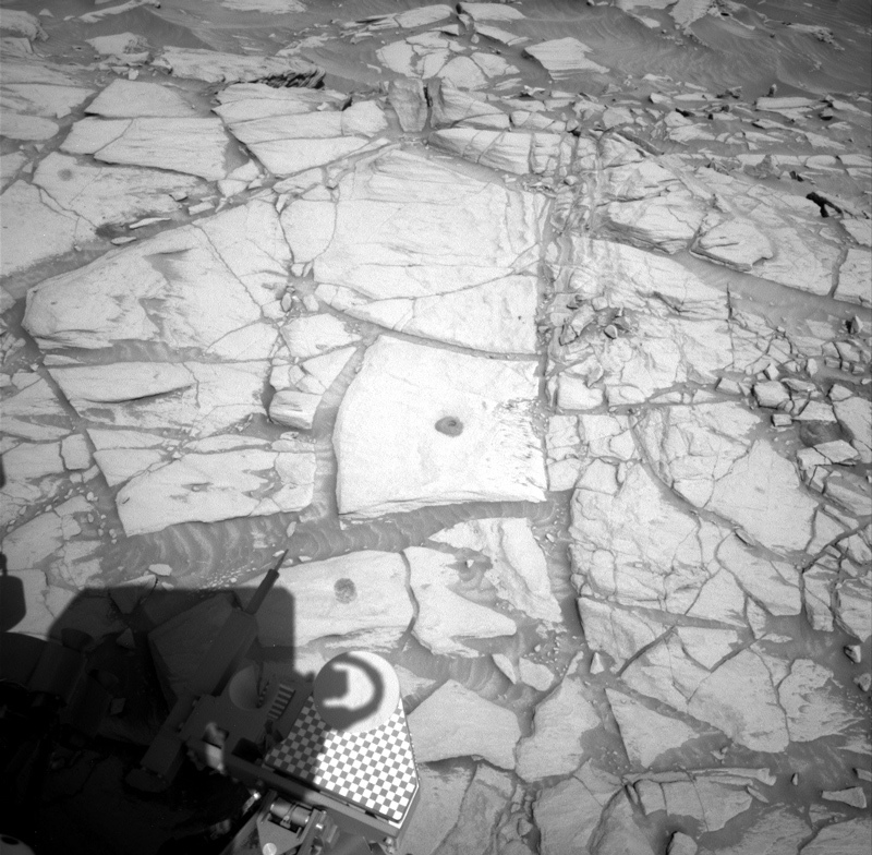 Mars surface as seen by Curiosity on Sol 2711