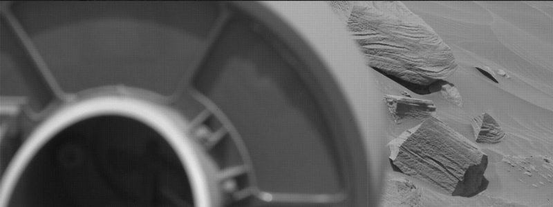 Curiosity's arm is obscuring part of the Mars mosaic